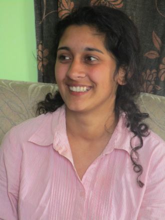 Brenda, dotter till Joschka och Maria. Familjen bor utanför en romsk by i närheten av staden Cristuru Secuiesc.